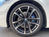 BMWならではの卓越した走りを支えるホイールと足回りです!日本車の走りに慣れている方にもぜひ体感して頂きたいほど、高いレベルでまとまっています!純正19インチアルミホイール。