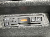 【ETC】有料道路を利用する際に料金所で停止することなく通過できる、ETC車載器(ノンストップ自動料金収受システム機器)が装備されています。セットアップを行うことで利用可能になります。