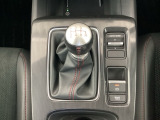 6速マニュアルシフトです。発進時、後退時、停車時等、使用頻度が高いのでシンプルなデザインです。