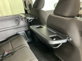 前席背面には格納式のテーブルも装備。食事やスマホ・タブレットでの動画視聴など様々な用途で活躍します。サイドにはちょっとした荷物がかけれる便利なコンビニフック付きです。