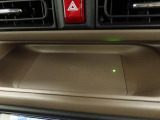 インパネセンタートレイ。ワイヤレス充電機能付きです。