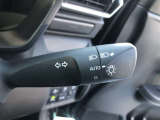 周囲の明るさに応じて自動でヘッドライトの点灯・消灯ができる機能です。トンネル通過時にライトの付け忘れ・消し忘れが無くなり雨の日や夕方の走行も安心・安全ですね♪