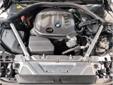 【BMWエンジン】革新的なガソリン・エンジン・テクノロジーによる高性能かつ高効率。レスポンスの良いパワーを発揮。常にスムーズな吸気を実現しアクセル開度にダイレクトに反応しドライビングを楽しく演出。