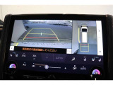 前後左右のカメラの映像を合成し、車を上から見たような視点のパノラミックビューモニター。後方の死角だけでなく左右や前方の障害物の発見もしやすくなります。