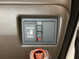 左側電動スライドドアは運転席からでも操作ができるように、ハンドル付近に開閉の操作スイッチが付いています。