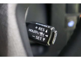 追従機能付クルーズコントロール搭載です。先行車を検知して適切な車間距離を保てる速度に自動で調整、先行車がいなくなったら設定速度で走行を続けてくれます。運転操作の負担を軽減し、疲労軽減に貢献してくれます