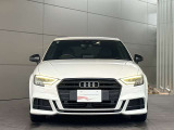 ●Audiが最初に採用したLEDポジショニングランプ。シャープなラインで昼間でも点けていたいと思うほど上品でオシャレです。夜間走行時はさらに目立ちます!