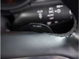 【パドルシフト】ハンドルから手を離さずに素早くシフトアップ&ダウンができるので、エンジンブレーキを使う下り坂や高速道路の合流で加速したい場面で役立ちます。