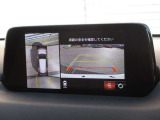 周囲の見通しを高めた設計、狭い場所での取り回しや駐車をサポートする全周囲カメラ(360&deg;ビューモニター)を装備。上空から見下ろす視点の画面を見ながらの操作で、感覚が掴みやすく駐車が楽になります。