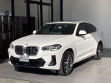 アルピン・ホワイトのボディにM Sportのスポーティなデザインを組み合わせた一台。光の当たり方によって変化するボディラインも魅力です。