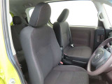 しっかりとしていて上質な座り心地のシートです。 座り心地も良くて長時間の運転も快適ですよ。 肌触りの良いシートが評判です。