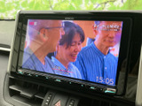 停車中にテレビ番組などを楽しめる画面を備え、待ち時間も車内で快適に過ごせます。見やすい位置にまとまり、日常の使い勝手にも配慮された装備です。