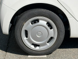 運転席側リアホイールの写真です。基本的には現状渡しが多いので、ガリ傷、タイヤ溝など現状をご確認下さい。ご不明点ございましたらお気軽にお申し付けください。