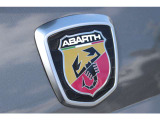 サソリをモチーフにしたABARTHエンブレム。ひと目でアバルトと分かる、象徴的なデザインです