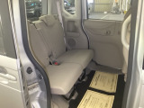 ホンダ車の低床ボディは、チャイルドシートへのお子さまの乗降や荷物の積載もスムーズ。後席にも左右分離式のアームレストがついております。ゆっくりおくつろぎいただけます。