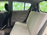 後席は窓が大きく、車内から外の景色を眺めやすい空間です。明るい色合いのシートが落ち着いた雰囲気をつくり、隣に座る方ともゆったり過ごせる、親しみやすい室内となっています。