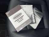 メンテナンスノート、取扱説明書ですね。 車の情報が凝縮されています。 車の整備記録が記載されている大事な物ですよ。