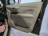 パワーウィンドウのスイッチですよ。運転席に居ながら窓を開け閉めのコントロールできます。