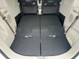 リアシート収納で、大きな荷室として利用できます。