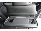 後席にはドリンクホルダー付きテーブルが装着されています!より快適に車内で過ごすことができます♪長距離ドライブでも大活躍!