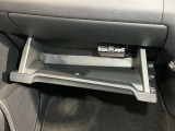 【グローブボックス】容器がせり出してくるバケットタイプ!一目で中身を把握でき、取り出しやすさにも優れます!
