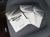 メンテナンスノート、取扱説明書ですね。 車の情報が凝縮されています。 車の整備記録が記載されている大事な物ですよ。