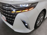 LEDヘッドライトです。デザイン性がよくとても明るいので、夜間の走行や悪天候でも安心です。しかも長寿命!