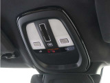 ルーフにあるボタンは、車両が始動しない場合、パンクした場合、または事故に遭った場合などの緊急時に支援の要請に使用できるため、安心感を高めることができます。