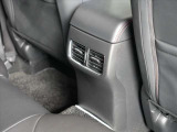 後部座席にもエアコン吹き出し口が付いており、車内快適!