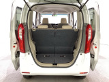 開口部も広く荷物の積み下ろしもしやすいお車となっております。シートの背もたれは5:5の割合で背もたれを可倒でき、前後のシートスライドもできるので荷室をひろげることができます。