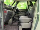 運転席周りも広々としており、操作性も良好です。視界も確保しやすく、安全で快適な運転をサポートします。