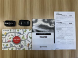 取扱説明書、保証書、スマートキー2つあります。