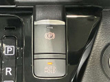 【オートブレーキホールド】ブレーキペダルを踏んで停車すると、ブレーキペダルから足を離してもクルマがブレーキ力を維持。ペダルを踏み続けることによる足の疲れを緩和します!