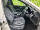運転席と助手席には、落ち着いた色合いのシートを採用。前席からは前方の様子を確認しやすく、乗り降りの際も室内の広がりを感じられる空間です。