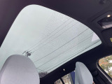 【パノラマガラスルーフ】固定式のガラスルーフで明るい車内空間を演出。日差しの強い日は電動スライドカーテンで調整するなど、季節を問わず開放的なドライブをお楽しみいただけます。