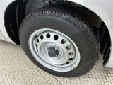 スチールホイル付きで、車をしっかり支えます。