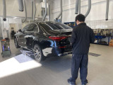 経験豊富なメーカー指定アフターセールス資格取得者が、お客様のお車を整備いたします。リフト4基・最新の設備にて安心のメルセデスライフをお届致します。