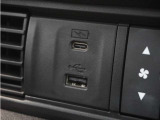 ◆USB入力端子◆USB接続、スマートフォンの充電等にも便利なUSBチャージャー使いやすい場所に装備されています。