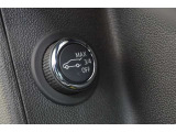 パワーテールゲートは後方のスイッチのみならず、運転席ドアのスイッチにて開閉操作を行うことも可能で御座います。