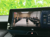 テレビ映像を画面に表示でき、停車中の休憩時間などに番組を視聴できます。お出かけ先でひと息つきたいときにも、車内で過ごす時間を有効に活用できる装備です。