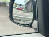 フロントピラーに死角を写すミラーが付いていて安心です。
