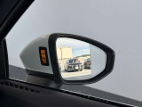●アウディサイドアシスト『後方の死角を並走する車両を検知しドアミラーの内側のLEDが点灯。ドライバーに注意を促し事故を未然に防ぐシステムです。』