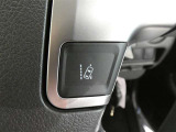 「レーンディパーチャーアラート」セットスイッチ。車線または走路からの逸脱の可能性を警告すると共に、車線または走路からの逸脱を避けるためのハンドル操作の一部を支援する機能です。