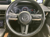 握りやすい形状で、運転操作を快適にします。ステアリングスイッチで、オーディオやハンズフリー通話などを操作でき、運転に集中できます。