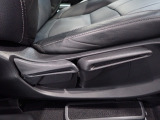 運転席はシートハイトアジャスター付で高さ調整が出来るので、色々な方のドライビングポジションに合います!