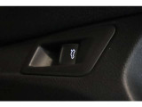 運転席からトランクゲートを開けることも可能です。