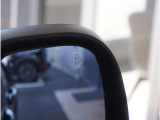 【ブラインドスポットモニター】車線変更時の側方確認をサポートします。斜め後方から接近するクルマを、ドアミラー内の警告灯でお知らせします。