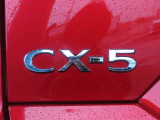 【CX-5】上質感と精悍さを兼ね備え、ワイド感を強調した意匠。オールラウンドな機能美と品格、洗練されたデザイン。