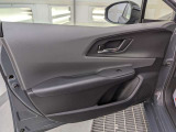 パワーウィンドウのスイッチですよ。運転席に居ながら窓を開け閉めのコントロールできます。