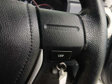 ステアリングには運転中でも簡単に操作できる各種スイッチついてます